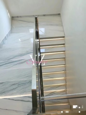 현대 부엌 바닥과 계단 녹색 / 회색 정맥이있는 흰색 칼라카타 대리석 책상