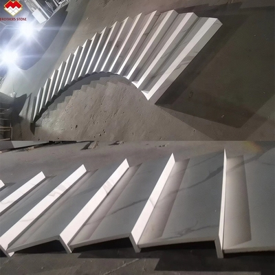 칼라카타 패턴과 LED 조명 커버로 인공 돌로 만든 실내 계단