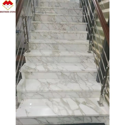 라이저 디자인의 백색 대리석 계단