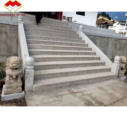 현대적인 디자인과 불타는 초석 계단과 함께 크기에 맞게 잘라진 흰색 초석 슬랩